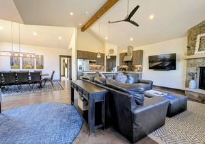 Beautiful Townhome w/Hot Tub, Walk to Slopes