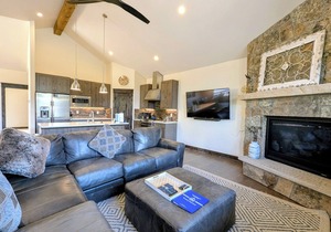 Beautiful Townhome w/Hot Tub, Walk to Slopes