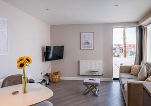 Beautiful Two bedroom Harbour Side Apartment