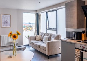 Beautiful Two bedroom Harbour Side Apartment