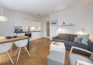 Beautiful vacation apartment with sunny south-facing terrace - only 100 m to the North Sea beach!