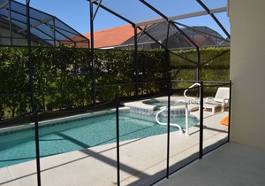 Beautiful villa in gated 5 Bdrm 4 bath private pool and spa near Disney