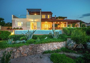 Beautiful villa on the island of Brac with infinity pool, beach at 30 meters