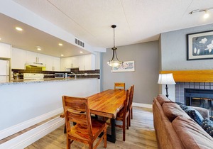 Beautifully-renovated condo in Blue Mountain with fireplace