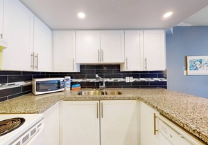 Beautifully-renovated condo in Blue Mountain with fireplace