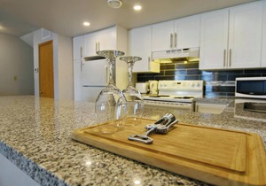 Beautifully-renovated condo in Blue Mountain with fireplace