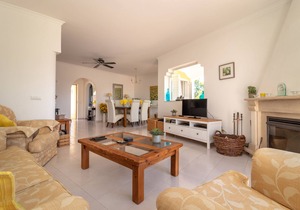 Beautifully Decorated 3 Bedroom Town-house With Wonderful Golf Course Views