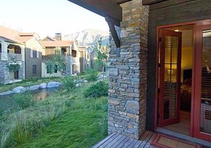 Beautifully Designed XXL Luxury Townhome with View of Stream