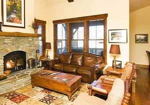 Beautifully Designed XXL Luxury Townhome with View of Stream