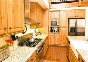 Beautifully Designed XXL Luxury Townhome with View of Stream