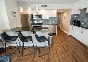 Beautifully Remodeled 12th floor Oceanview Condo steps to the ocean! Wifi!