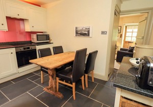 BECK STEPS, pet friendly, character holiday cottage in Chapel Stile