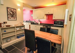 BECK STEPS, pet friendly, character holiday cottage in Chapel Stile