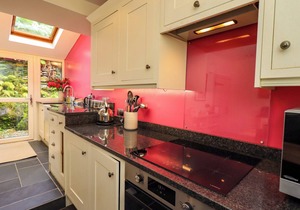BECK STEPS, pet friendly, character holiday cottage in Chapel Stile