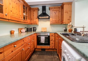 BECKFOLD COTTAGE, pet friendly in Broughton-In-Furness
