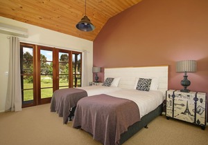 Beechworth Cedar Cottages - spacious, private 2 Bedroom cottage close to town
