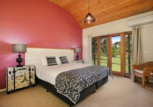 Beechworth Cedar Cottages - spacious, private 2 Bedroom cottage close to town
