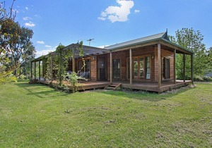 Beechworth Cedar Cottages - spacious, private 2 Bedroom cottage close to town