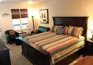 Bella Paradiso 10 - King Studio with Kitchenette, Walk to Downtown, Free Parkin