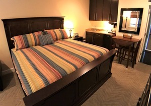 Bella Paradiso 10 - King Studio with Kitchenette, Walk to Downtown, Free Parkin