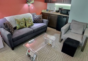 Bella Paradiso Condo 12 - King Studio with Kitchenette - Walk to Downtown, Free