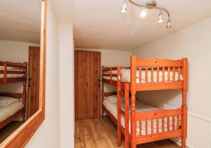 BENS ROW COTTAGE, family friendly, with open fire in Backbarrow
