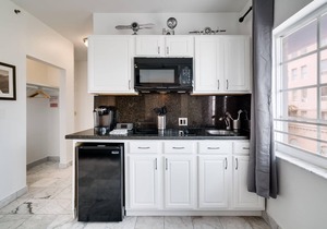 Best Location SOBE Top Floor 2 min to beach & fun