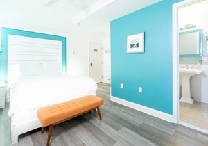 Best of Delaware - Fit for a QUEEN- Walk to Beach, Pet Friendly, Hot Tub, Pool