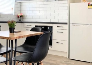 Best value 3 bedroom upstairs unit with balcony. 1 bathroom. 1 free car park. Unlimited NBN WIFI inc