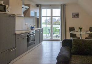 Between the Baltic Sea beach and the Bodden, the Boddenhus apartment house awaits you with its brigh