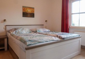 Between the Baltic Sea beach and the Bodden, the Boddenhus apartment house awaits you with its brigh