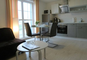 Between the Baltic Sea beach and the Bodden, the Boddenhus apartment house awaits you with its brigh