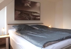 Between the Baltic Sea beach and the Bodden, the Boddenhus apartment house awaits you with its brigh