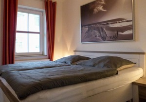 Between the Baltic Sea beach and the Bodden, the Boddenhus apartment house awaits you with its brigh