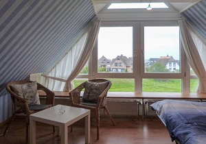 Between the Baltic Sea beach and the Bodden, the Boddenhus apartment house awaits you with its brigh