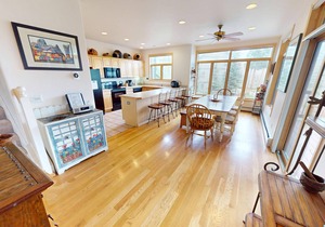 Big End Unit, Deck! Near Lake Trail. Walk/Drive to Dining, Shops, Events