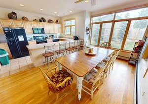 Big End Unit, Deck! Near Lake Trail. Walk/Drive to Dining, Shops, Events