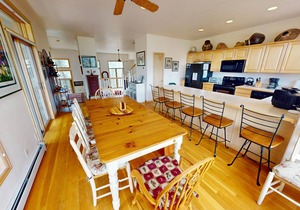 Big End Unit, Deck! Near Lake Trail. Walk/Drive to Dining, Shops, Events