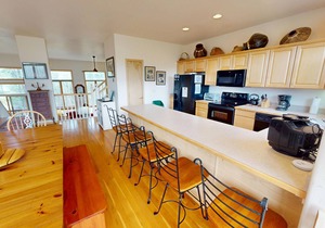 Big End Unit, Deck! Near Lake Trail. Walk/Drive to Dining, Shops, Events
