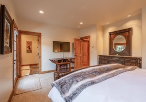 Big Sky condo with private hot tub, fireplace & 360 degree views