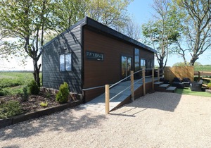 Black Edition Lodge - Unit 8 - a lodge that sleeps 8 guests in 3 bedrooms