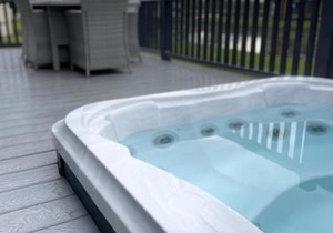 Black Moorhen Lodge with Hot Tub