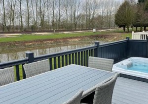 Black Moorhen Lodge with Hot Tub