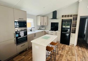 Black Moorhen Lodge with Hot Tub