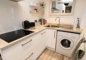 BLACKSMITH COTTAGE, pet friendly, with a garden in Grassington