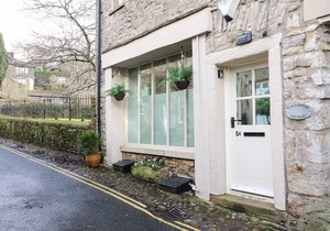 BLACKSMITH COTTAGE, pet friendly, with a garden in Grassington