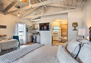 ‘Blue Jay Cottage' - Pittsburg Studio on Winery!