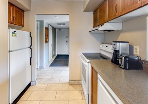 Blue Mountain condo with full kitchen - walk to the Village