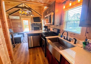 BMV2 Awesome "Tiny Home" A/C, Mountain Views, Minutes to Skiing, Hiking, Attractions, Dog Friendly!
