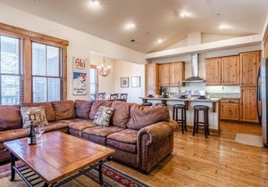 Book for Fall! Townhome Close to the Shuttle! Shared Hot Tub! Mountain Views!